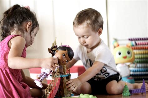 The Impact of Storytelling in Pretend Play on Problem-Solving and Critical Thinking